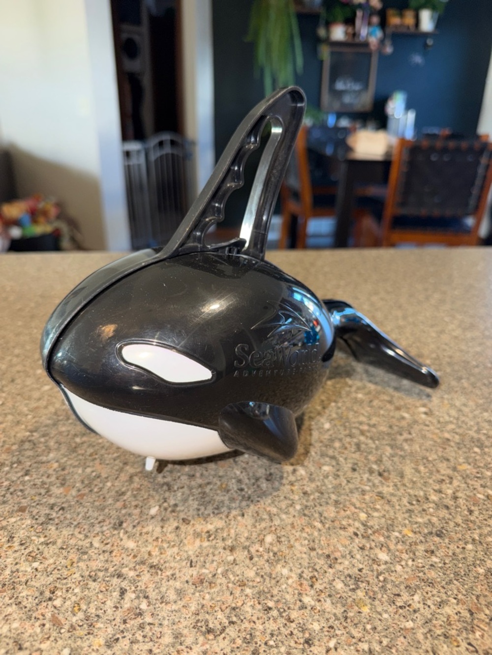 Vintage SeaWorld Orca snack box